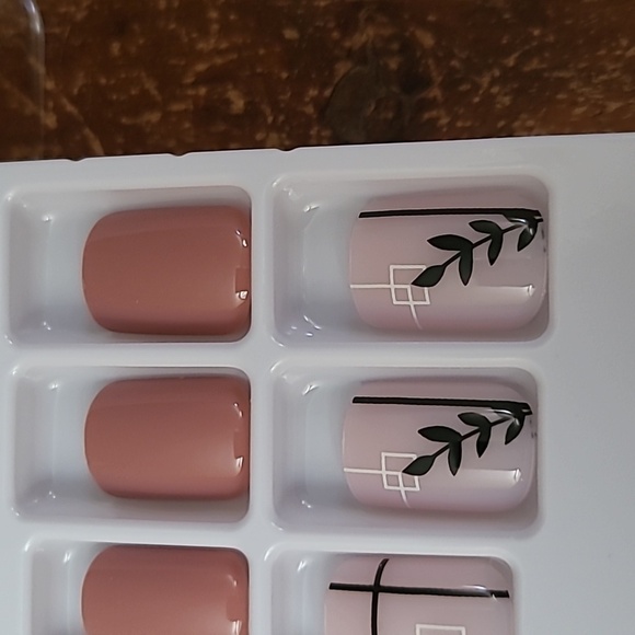 2/$16 Boho Leaf Press on Nails - Picture 13 of 16